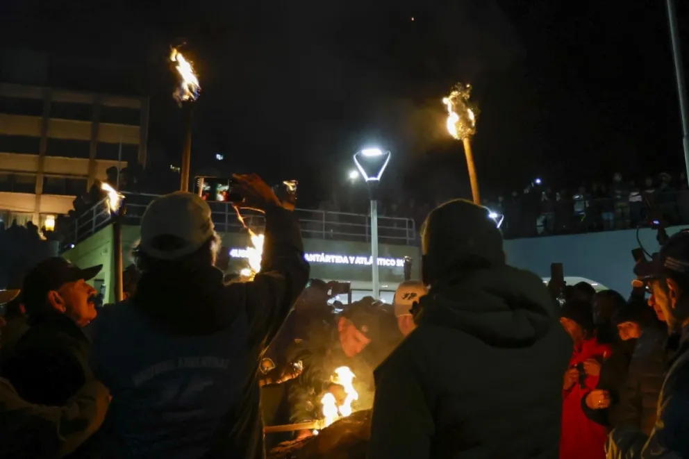 Gran cantidad de gente acompañó a los veteranos durante la llegada al Museo Malvinas, Antártida y Atlántico Sur (fotos: Eugenia Neme).