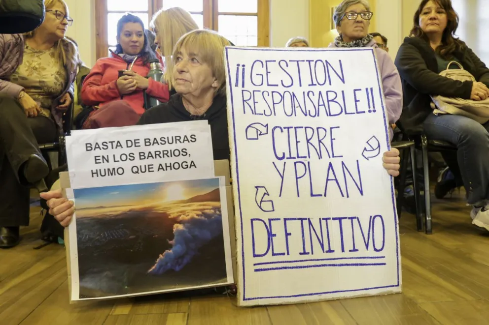 Los vecinos de los barrios aledaños al vertedero de Bariloche, piden el cierre definitivo.