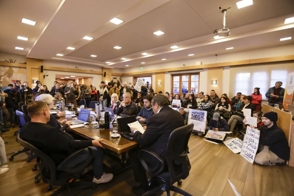 Vuelta atrás, el pliego por el vertedero, vuelve a la mesa de comisiones. Fotos: Eugenia Neme