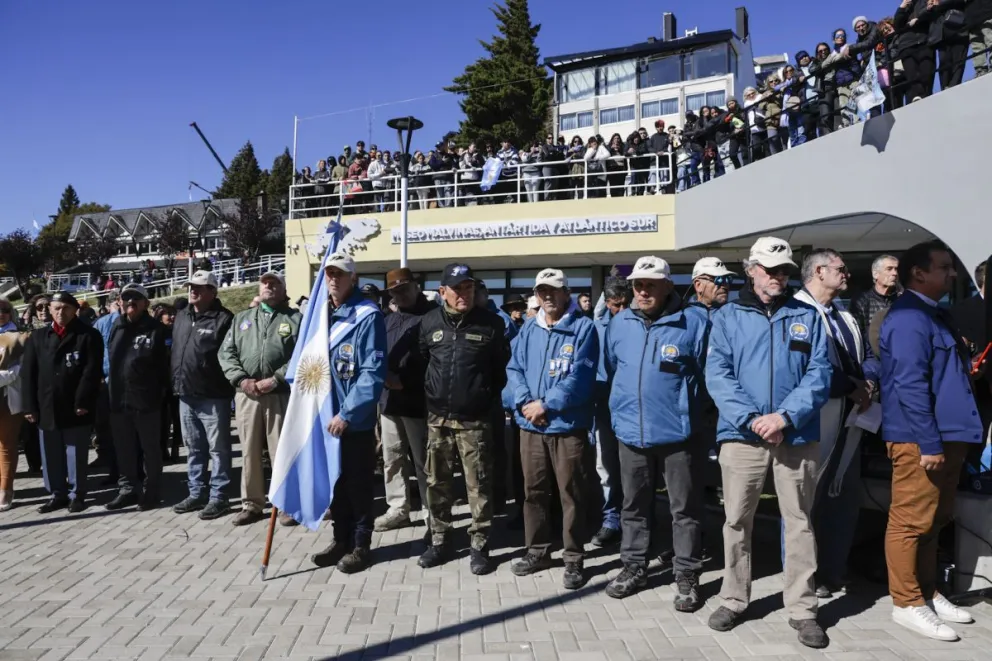 Con un emotivo acto, los veteranos y la comunidad barilochense homenajeó a los caídos en la guerra de Malvinas. Fotos: Eugenia Neme