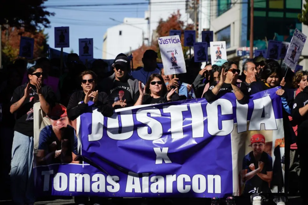 Una nueva marcha para pedir justicia por Tomás Alarcón, asesinado e marzo de este año. Foto: Facudo Pardo.