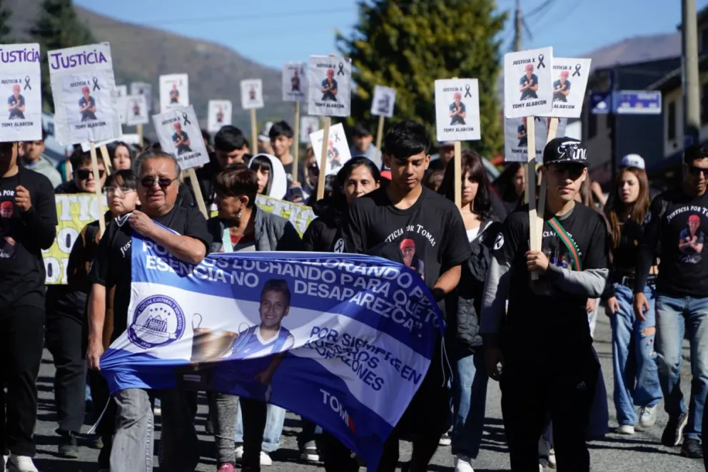 Familia y allegados a Tomás Alarcón marcharon para pedir justicia y una condena ejemplar. Foto: Facundo Pardo. 