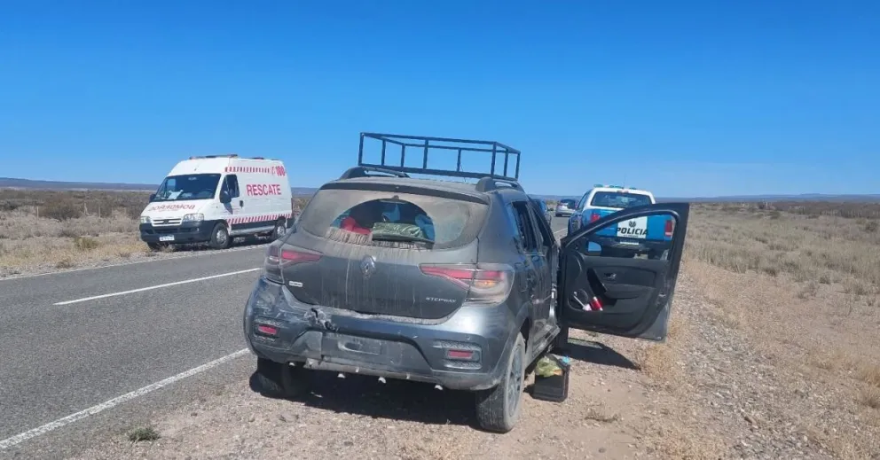 Impactante choque dejó dos turistas heridas y demoras en Ruta 237. Fotos: Bomberos Voluntarios de Piedra del Águila.