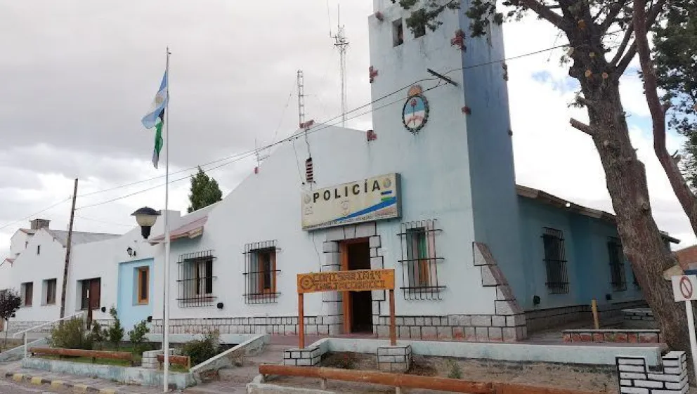 El violento episodio ocurrió durante la noche en cercanías de las vías del ferrocarril en Jacobacci y dejó varios heridos.