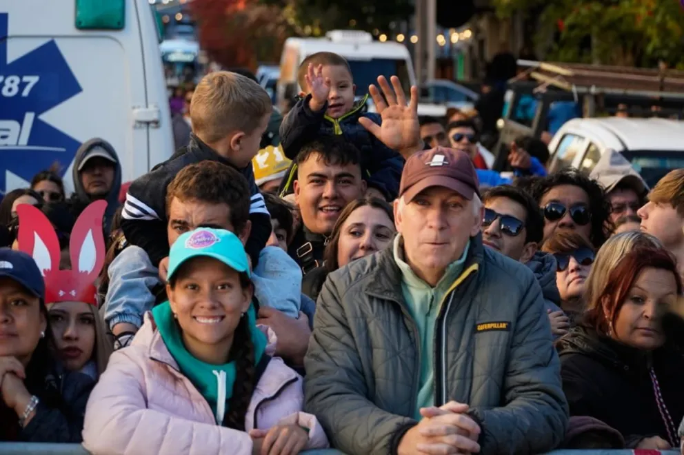 Una multitud acudió a Mitre para probar la barra de chocolate más larga del mundo. 