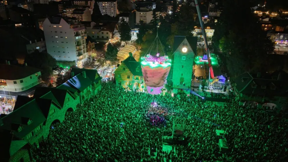 El gran protagonista del día fue el impactante show aéreo “Tornado”, que transformó el cielo de la ciudad en un escenario / Fotos: Chiwi Giambertone
