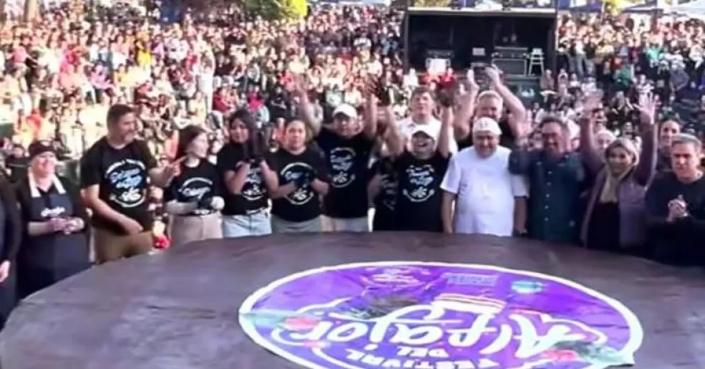 Fue cortado en porciones y compartido con la gente.