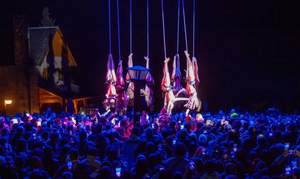 Turistas y residentes disfrutando de uno de los mayores atractivos turísticos del calendario anual.