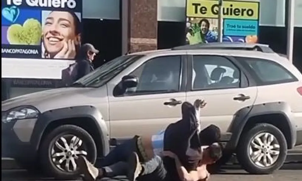 Violenta secuencia en pleno centro de Bariloche, con dos hombres peleando en el medio de la calle. 