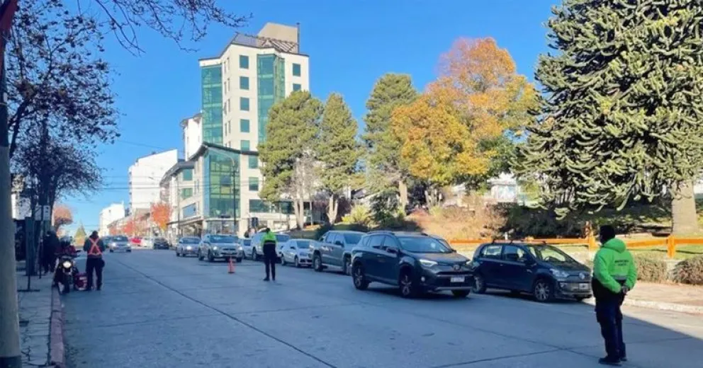 La irresponsabilidad al volante no baja en Bariloche.