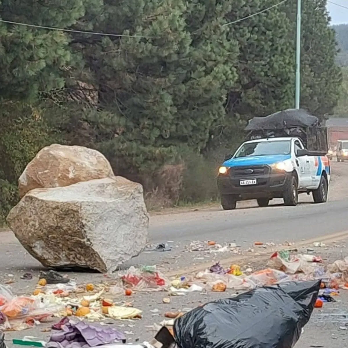 Desprendimiento de rocas en la Ruta 40: una camioneta municipal fue ...