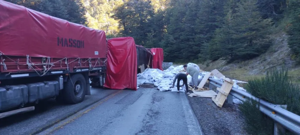 Aparatoso vuelco obligó a cortar el tránsito en el paso Cardenal Samoré