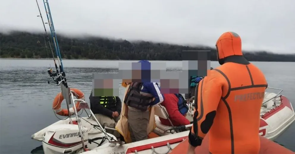 Desplegaron un operativo de búsqueda para dar con los cuatro ocupantes de la embarcación.