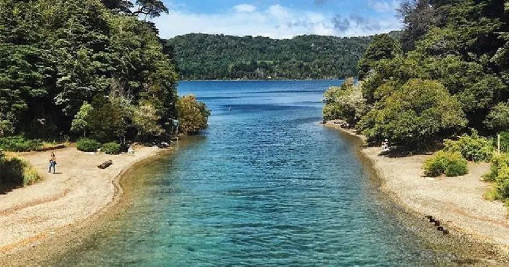 El arroyo Angostura une el Lago Moreno con el lago Nahuel Huapi y está ubicado en Circuito Chico.