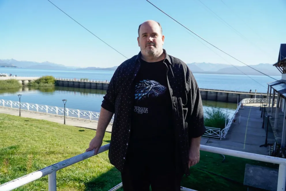 Bertino, el escritor que le escribió un poema a la ciudad, con el fondo del lago Nahuel Huapi (foto: Facundo Pardo).