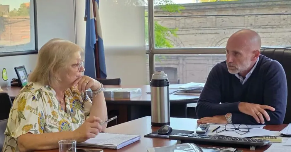 El Ministro de Obras y Servicios Públicos, Alejandro Echarren, y la Intendenta Mabel Yahuar analizaron los proyectos en marcha.