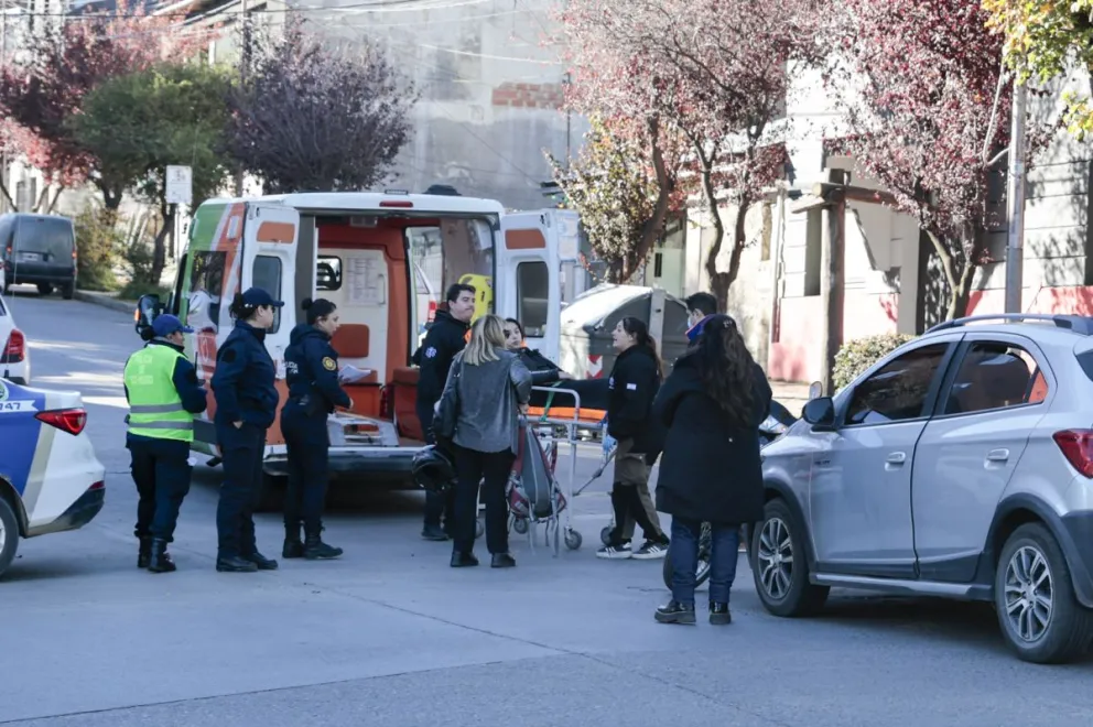 Choque entre una moto y un auto en la mañana del jueves, en pleno centro de Bariloche. Fotos: Eugenia Neme.