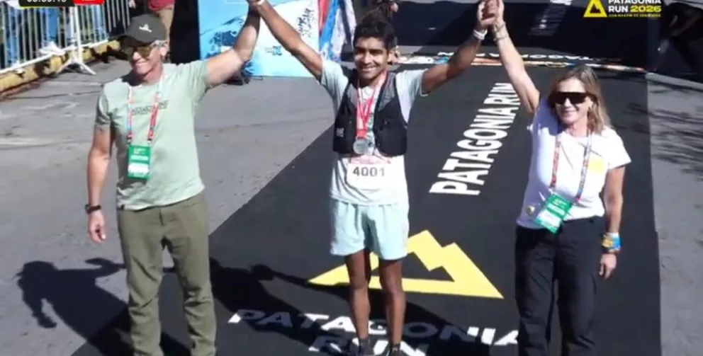 Javier Mariqueo y su gran presente luego de cruzar la meta. 