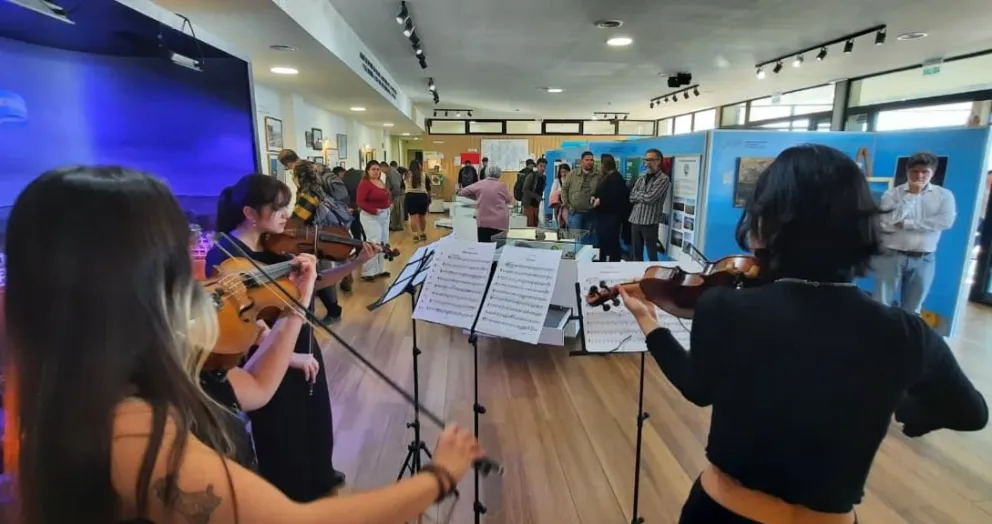 El Museo Malvinas, Antártida y Atlántico Sur vivió un sorpresivo momento musical (imágenes gentileza).