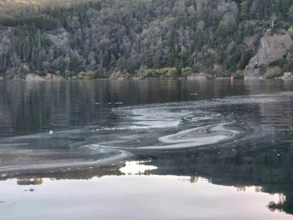 Misteriosa mancha en un lago de San Martín de los Andes genera preocupación por la salud del ojo de agua. 