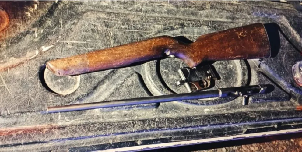 Control policial sobre la Ruta 40, donde fue interceptada la camioneta Toyota con cinco ocupantes y el rifle calibre 22.