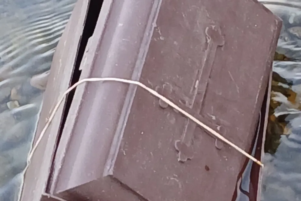 Recorría el río Ñirihuau y se encontró una urna funeraria.