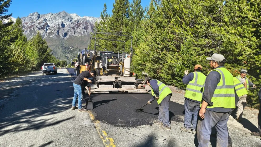 En la Ruta Nacional 23, en la región sur, se realizan tareas de repaso en tramos no pavimentados afectados por el tránsito.