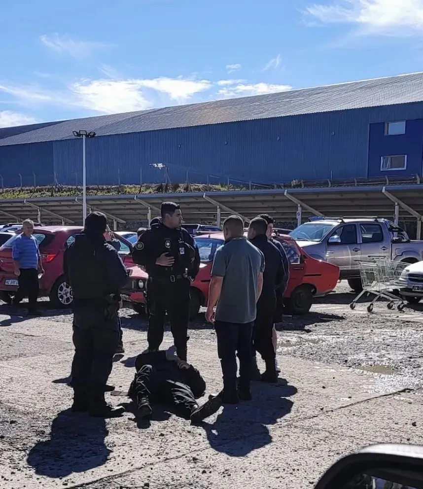 El policía tuvo que recibir asistencia médica. Foto Económicas Bariloche.