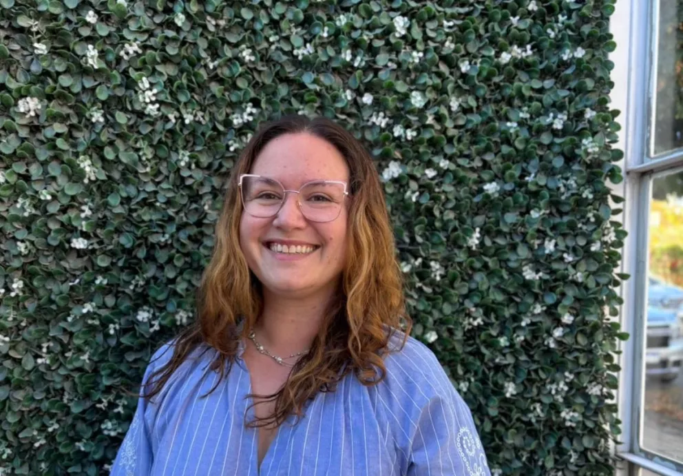 La sonrisa de la escritora debutante (imágenes gentileza).