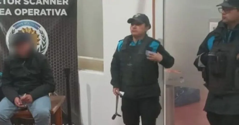 Permanecerá detenido.