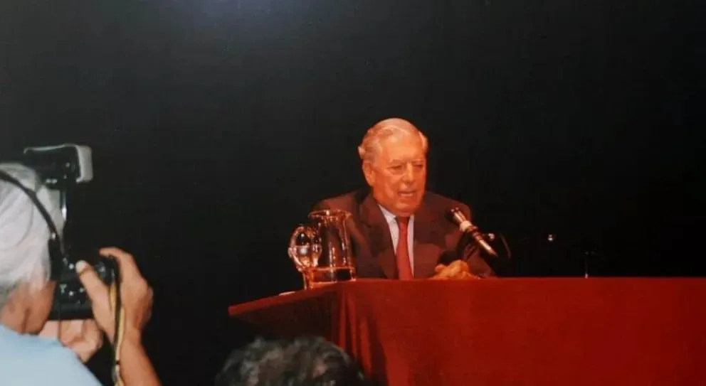 Un artículo donde los recuerdos fluyen y convergen, a un año del fallecimiento de Vargas Llosa (fotos gentileza de Noelia López).