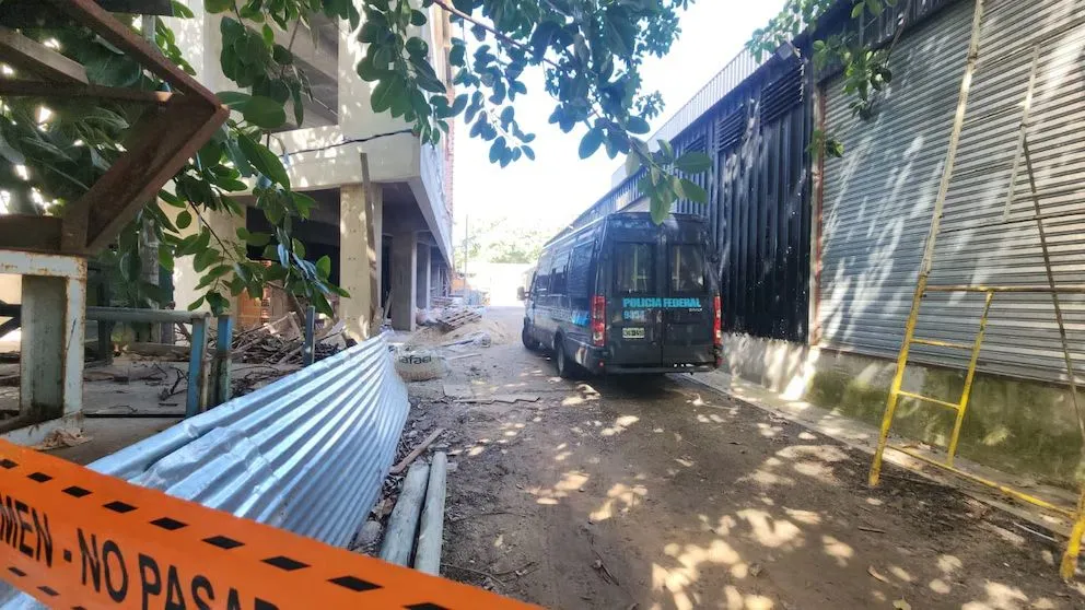 Un empleado de la facultad encontró el cuerpo en una zona en construcción.