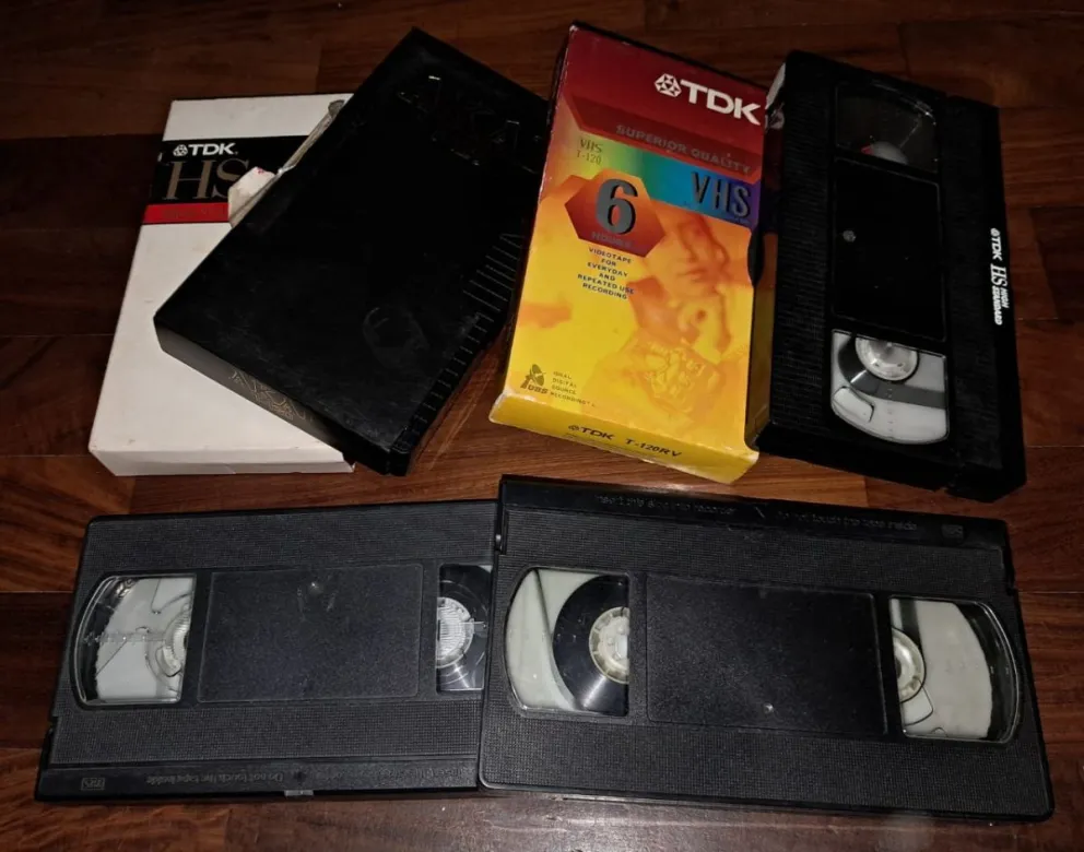 Los videocasetes, de los noventa a una nueva vida en este siglo, a partir de la digitalización. 