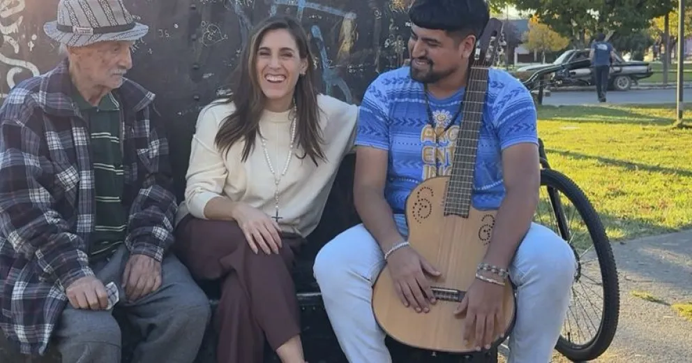 El artista patagónico y su abuelo, junto a la artista.