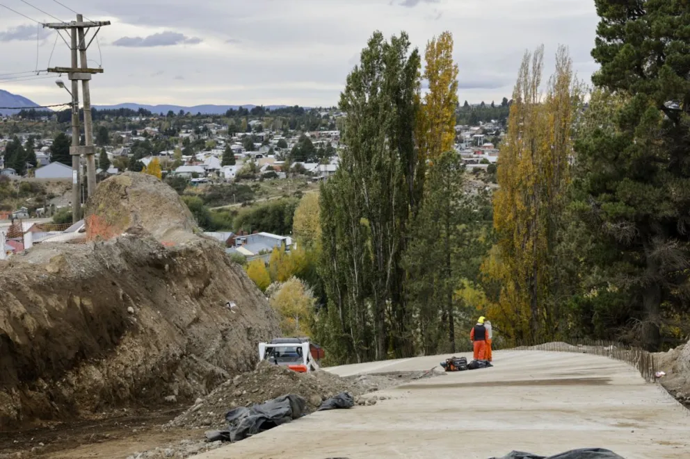 Falta pavimentar la segunda mano de la conexión de Brown y Vuelta de Obligado. Fotos: Eugenia Neme