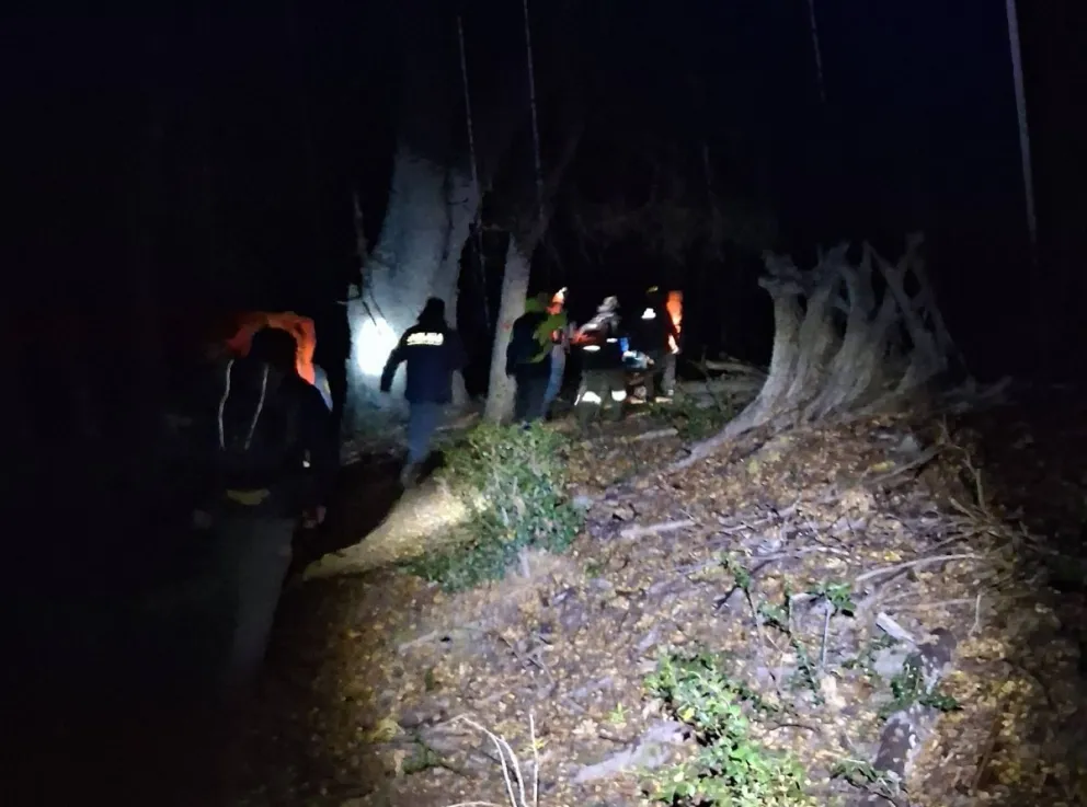 Operativo nocturno en la montaña para retirar el cuerpo sin vida de un turista de Brasil.