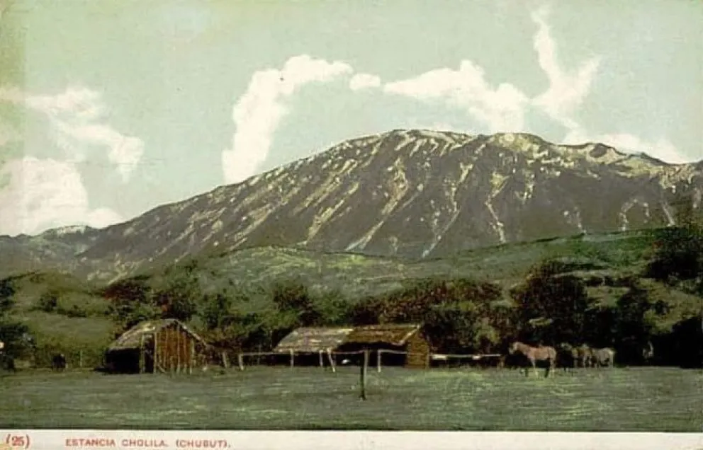 Antigua postal coloreada que reproduce una estancia en Cholila (1912). Foto de Carlos Foresti. Fuente: Fotos antiguas de Chubut (página de FB).