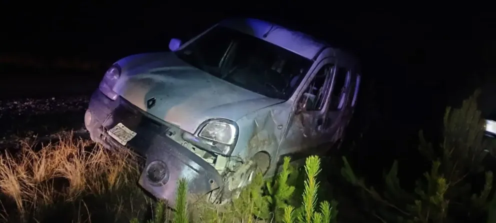 Vuelco nocturno cerca del acceso a El Bolsón. 