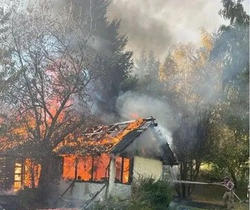 El fuego tomó por completo la estructura y dejó perdidas totales en Villa Traful.
