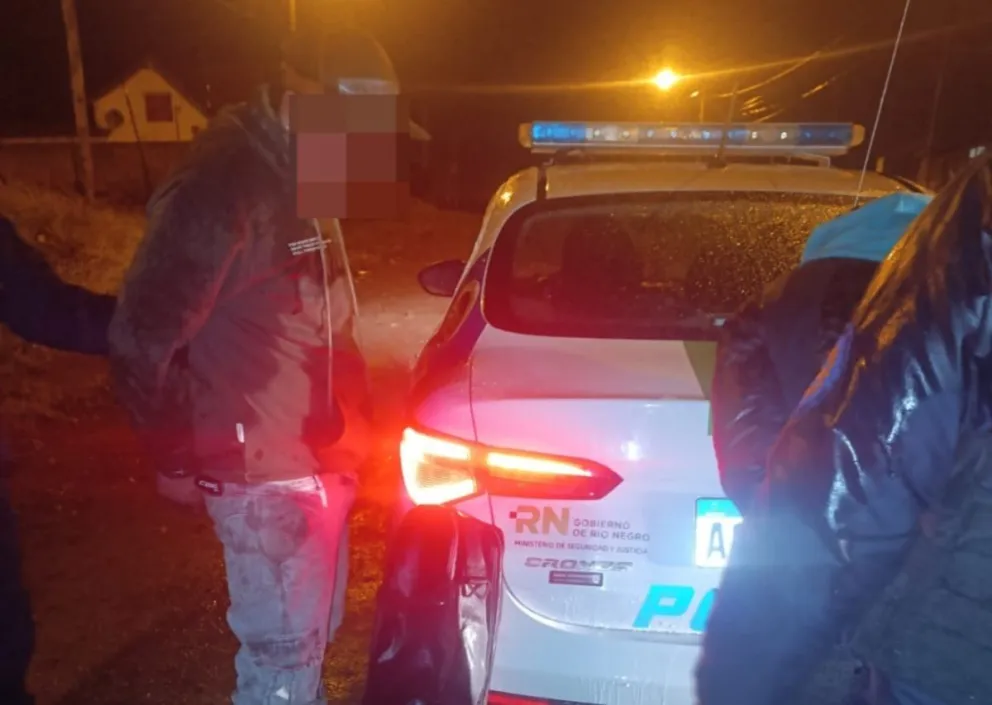 Los detuvieron con la guitarra de la víctima del asalto, durante la madrugada de este sábado. 