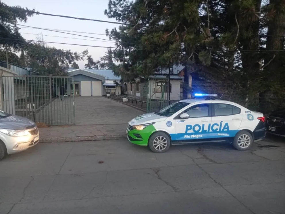 Tres efectivos policiales de la Unidad 80 custodian el ingreso de alumnos en el CET 2.