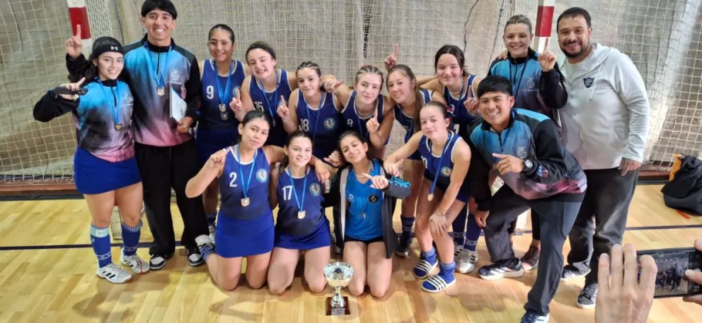 San Esteban festejó a lo grande en Sub-16. Fotos: Asociación de Hockey Bariloche y Lagos del Sur.