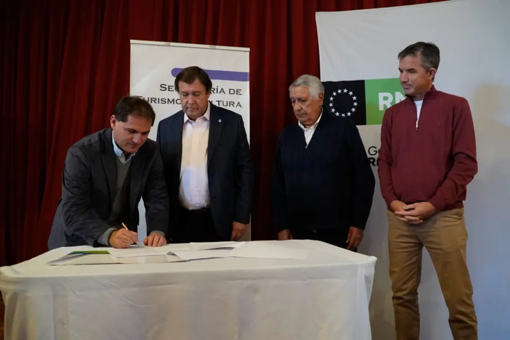 El gobernador Weretilneck y el intendente de Dina Huapi Cobarrubia anunciaron que en un mes iniciarían los trabajos de la obra de agua. Foto: Facundo Pardo.