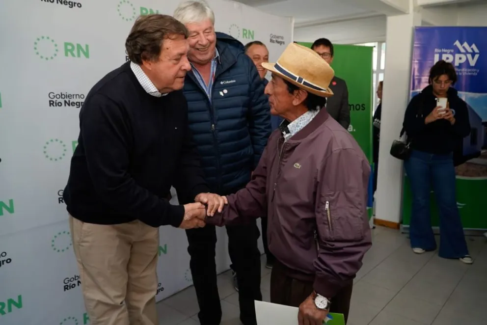 El gobernador entregó escrituras, firmó contratos de obra y anunció nuevos proyectos para Bariloche y la región andina. 