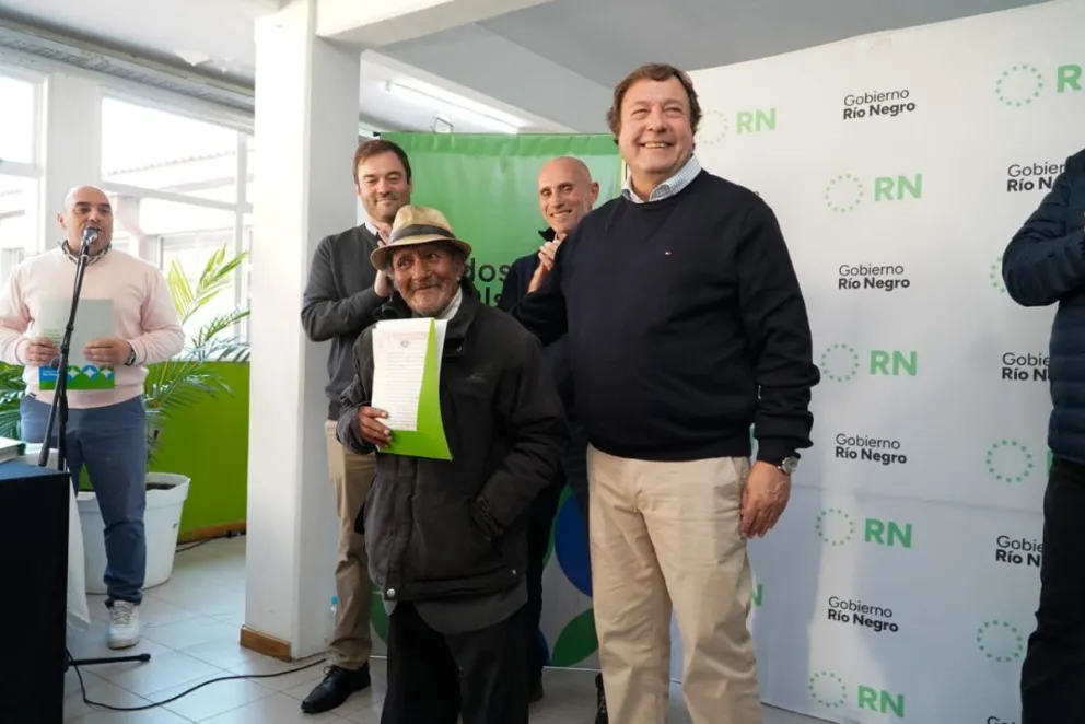 La felicidad del vendedor de productos de la región, junto al gobernador de la provincia de Río Negro. Foto de Facundo Pardo.