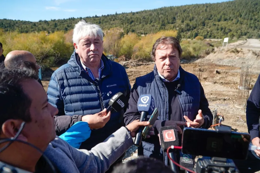 Weretilneck y Cortés recorrieron el avance del puente Wiederhold, una obra histórica que mejorará la conectividad en el Alto de Bariloche. Fotos y video: Facundo Pardo