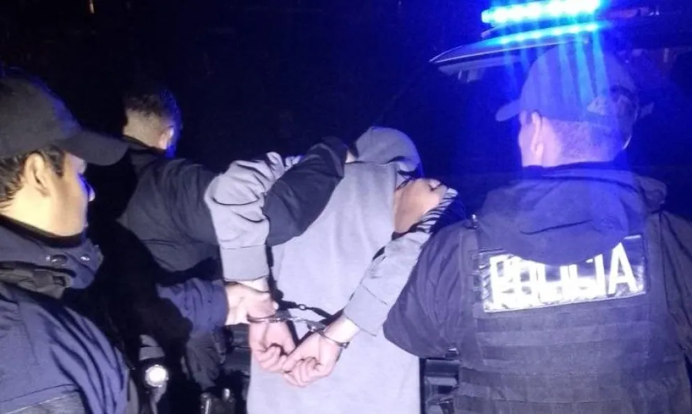 La detención fue informada de inmediato a las autoridades judiciales, que quedaron a cargo de las actuaciones correspondientes.