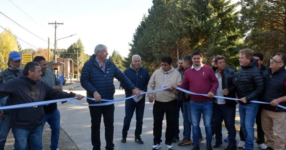 El acto de corte de cinta sobre avenida Bustillo.