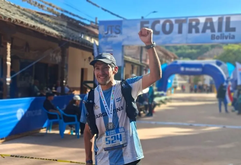 Festejo del representante barilochense Genaro Crisóstomo después de cruzar la meta. Fotos gentileza.   