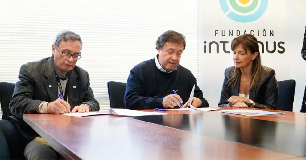 Momento de la firma de un acuerdo muy esperado en la ciudad.